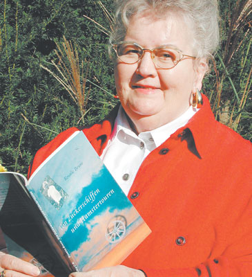 Rosalie Bruns zeigt ihr zweites eigenes Buch mit Seelzer Geschichten aus der Kriegs- und Nachkriegszeit. Foto: Moebus